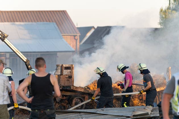 Vollbrand einer Lagerhalle 59-Jähriger bei Löschversuchen schwer verletzt Rettungshubschrauber im Einsatz Am 14.08.2026 brannte eine landwirtschaftliche Lagerhalle in der Hauptstraße im Michelstädter Ortsteil Würzberg im Odenwaldkreis vollständig aus. Feuerwehren aus dem gesamten Kreis waren mit rund 200 Einsatzkräften im Einsatz, um den Brand zu bekämpfen und ein Übergreifen auf umliegende Gebäude zu verhindern. Ein 59-jähriger Mann wurde nach Angaben der Polizei bei Löschversuchen schwer verletzt und mit dem Rettungshubschrauber in ein Krankenhaus gebracht. Michelstadt Würzberg Hessen Deutschland