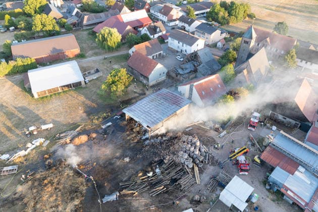 Vollbrand einer Lagerhalle 59-Jähriger bei Löschversuchen schwer verletzt Rettungshubschrauber im Einsatz Am 14.08.2026 brannte eine landwirtschaftliche Lagerhalle in der Hauptstraße im Michelstädter Ortsteil Würzberg im Odenwaldkreis vollständig aus. Feuerwehren aus dem gesamten Kreis waren mit rund 200 Einsatzkräften im Einsatz, um den Brand zu bekämpfen und ein Übergreifen auf umliegende Gebäude zu verhindern. Ein 59-jähriger Mann wurde nach Angaben der Polizei bei Löschversuchen schwer verletzt und mit dem Rettungshubschrauber in ein Krankenhaus gebracht. Michelstadt Würzberg Hessen Deutschland