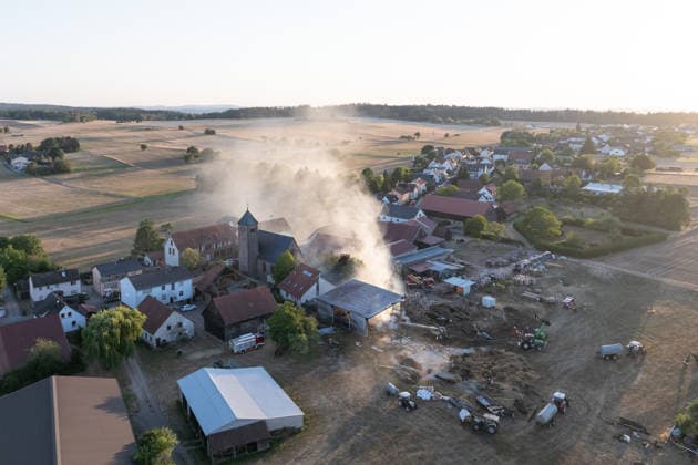 Vollbrand einer Lagerhalle 59-Jähriger bei Löschversuchen schwer verletzt Rettungshubschrauber im Einsatz Am 14.08.2026 brannte eine landwirtschaftliche Lagerhalle in der Hauptstraße im Michelstädter Ortsteil Würzberg im Odenwaldkreis vollständig aus. Feuerwehren aus dem gesamten Kreis waren mit rund 200 Einsatzkräften im Einsatz, um den Brand zu bekämpfen und ein Übergreifen auf umliegende Gebäude zu verhindern. Ein 59-jähriger Mann wurde nach Angaben der Polizei bei Löschversuchen schwer verletzt und mit dem Rettungshubschrauber in ein Krankenhaus gebracht. Michelstadt Würzberg Hessen Deutschland