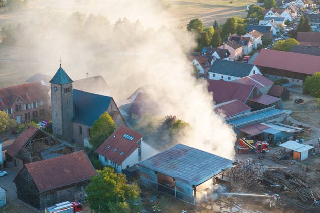 Vollbrand einer Lagerhalle 59-Jähriger bei Löschversuchen schwer verletzt Rettungshubschrauber im Einsatz Am 14.08.2026 brannte eine landwirtschaftliche Lagerhalle in der Hauptstraße im Michelstädter Ortsteil Würzberg im Odenwaldkreis vollständig aus. Feuerwehren aus dem gesamten Kreis waren mit rund 200 Einsatzkräften im Einsatz, um den Brand zu bekämpfen und ein Übergreifen auf umliegende Gebäude zu verhindern. Ein 59-jähriger Mann wurde nach Angaben der Polizei bei Löschversuchen schwer verletzt und mit dem Rettungshubschrauber in ein Krankenhaus gebracht. Michelstadt Würzberg Hessen Deutschland