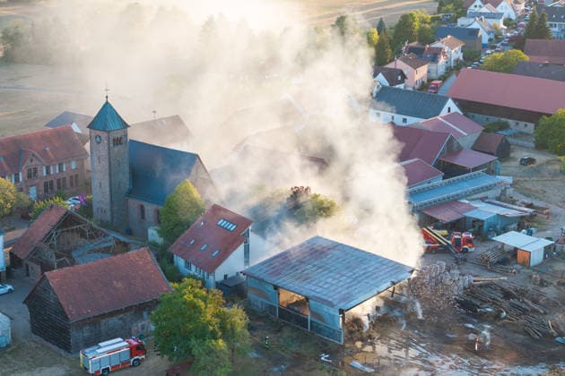 Vollbrand einer Lagerhalle 59-Jähriger bei Löschversuchen schwer verletzt Rettungshubschrauber im Einsatz Am 14.08.2026 brannte eine landwirtschaftliche Lagerhalle in der Hauptstraße im Michelstädter Ortsteil Würzberg im Odenwaldkreis vollständig aus. Feuerwehren aus dem gesamten Kreis waren mit rund 200 Einsatzkräften im Einsatz, um den Brand zu bekämpfen und ein Übergreifen auf umliegende Gebäude zu verhindern. Ein 59-jähriger Mann wurde nach Angaben der Polizei bei Löschversuchen schwer verletzt und mit dem Rettungshubschrauber in ein Krankenhaus gebracht. Michelstadt Würzberg Hessen Deutschland