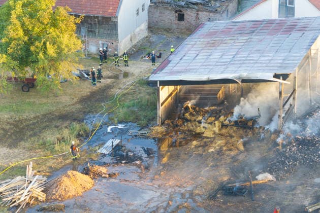 Vollbrand einer Lagerhalle 59-Jähriger bei Löschversuchen schwer verletzt Rettungshubschrauber im Einsatz Am 14.08.2026 brannte eine landwirtschaftliche Lagerhalle in der Hauptstraße im Michelstädter Ortsteil Würzberg im Odenwaldkreis vollständig aus. Feuerwehren aus dem gesamten Kreis waren mit rund 200 Einsatzkräften im Einsatz, um den Brand zu bekämpfen und ein Übergreifen auf umliegende Gebäude zu verhindern. Ein 59-jähriger Mann wurde nach Angaben der Polizei bei Löschversuchen schwer verletzt und mit dem Rettungshubschrauber in ein Krankenhaus gebracht. Michelstadt Würzberg Hessen Deutschland