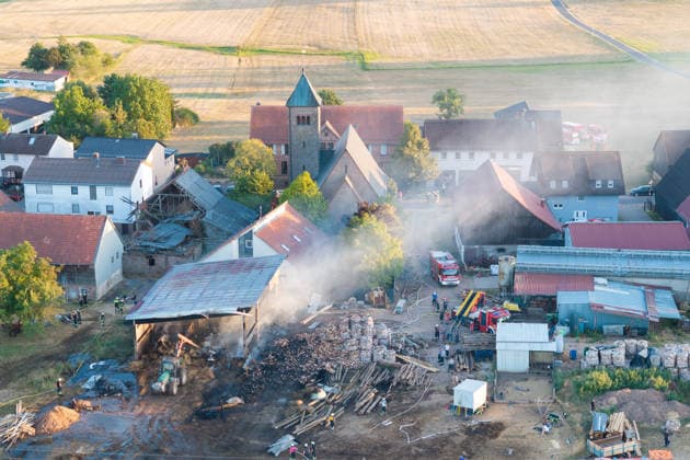 Vollbrand einer Lagerhalle 59-Jähriger bei Löschversuchen schwer verletzt Rettungshubschrauber im Einsatz Am 14.08.2026 brannte eine landwirtschaftliche Lagerhalle in der Hauptstraße im Michelstädter Ortsteil Würzberg im Odenwaldkreis vollständig aus. Feuerwehren aus dem gesamten Kreis waren mit rund 200 Einsatzkräften im Einsatz, um den Brand zu bekämpfen und ein Übergreifen auf umliegende Gebäude zu verhindern. Ein 59-jähriger Mann wurde nach Angaben der Polizei bei Löschversuchen schwer verletzt und mit dem Rettungshubschrauber in ein Krankenhaus gebracht. Michelstadt Würzberg Hessen Deutschland