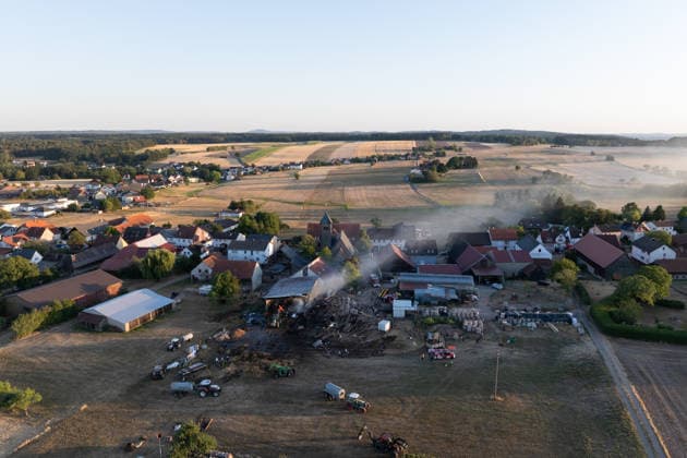 Vollbrand einer Lagerhalle 59-Jähriger bei Löschversuchen schwer verletzt Rettungshubschrauber im Einsatz Am 14.08.2026 brannte eine landwirtschaftliche Lagerhalle in der Hauptstraße im Michelstädter Ortsteil Würzberg im Odenwaldkreis vollständig aus. Feuerwehren aus dem gesamten Kreis waren mit rund 200 Einsatzkräften im Einsatz, um den Brand zu bekämpfen und ein Übergreifen auf umliegende Gebäude zu verhindern. Ein 59-jähriger Mann wurde nach Angaben der Polizei bei Löschversuchen schwer verletzt und mit dem Rettungshubschrauber in ein Krankenhaus gebracht. Michelstadt Würzberg Hessen Deutschland