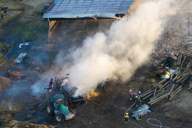 Vollbrand einer Lagerhalle 59-Jähriger bei Löschversuchen schwer verletzt Rettungshubschrauber im Einsatz Am 14.08.2026 brannte eine landwirtschaftliche Lagerhalle in der Hauptstraße im Michelstädter Ortsteil Würzberg im Odenwaldkreis vollständig aus. Feuerwehren aus dem gesamten Kreis waren mit rund 200 Einsatzkräften im Einsatz, um den Brand zu bekämpfen und ein Übergreifen auf umliegende Gebäude zu verhindern. Ein 59-jähriger Mann wurde nach Angaben der Polizei bei Löschversuchen schwer verletzt und mit dem Rettungshubschrauber in ein Krankenhaus gebracht. Michelstadt Würzberg Hessen Deutschland