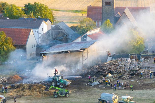 Vollbrand einer Lagerhalle 59-Jähriger bei Löschversuchen schwer verletzt Rettungshubschrauber im Einsatz Am 14.08.2026 brannte eine landwirtschaftliche Lagerhalle in der Hauptstraße im Michelstädter Ortsteil Würzberg im Odenwaldkreis vollständig aus. Feuerwehren aus dem gesamten Kreis waren mit rund 200 Einsatzkräften im Einsatz, um den Brand zu bekämpfen und ein Übergreifen auf umliegende Gebäude zu verhindern. Ein 59-jähriger Mann wurde nach Angaben der Polizei bei Löschversuchen schwer verletzt und mit dem Rettungshubschrauber in ein Krankenhaus gebracht. Michelstadt Würzberg Hessen Deutschland