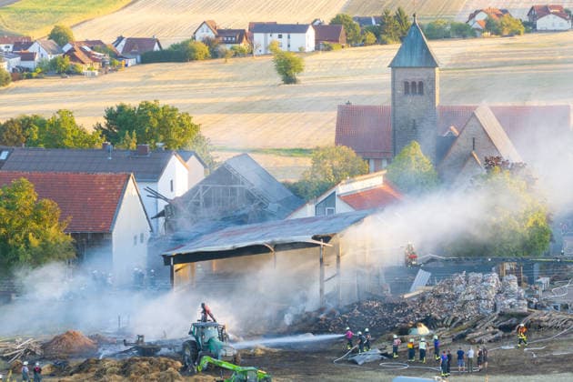 Vollbrand einer Lagerhalle 59-Jähriger bei Löschversuchen schwer verletzt Rettungshubschrauber im Einsatz Am 14.08.2026 brannte eine landwirtschaftliche Lagerhalle in der Hauptstraße im Michelstädter Ortsteil Würzberg im Odenwaldkreis vollständig aus. Feuerwehren aus dem gesamten Kreis waren mit rund 200 Einsatzkräften im Einsatz, um den Brand zu bekämpfen und ein Übergreifen auf umliegende Gebäude zu verhindern. Ein 59-jähriger Mann wurde nach Angaben der Polizei bei Löschversuchen schwer verletzt und mit dem Rettungshubschrauber in ein Krankenhaus gebracht. Michelstadt Würzberg Hessen Deutschland