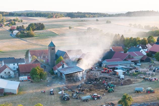 Vollbrand einer Lagerhalle 59-Jähriger bei Löschversuchen schwer verletzt Rettungshubschrauber im Einsatz Am 14.08.2026 brannte eine landwirtschaftliche Lagerhalle in der Hauptstraße im Michelstädter Ortsteil Würzberg im Odenwaldkreis vollständig aus. Feuerwehren aus dem gesamten Kreis waren mit rund 200 Einsatzkräften im Einsatz, um den Brand zu bekämpfen und ein Übergreifen auf umliegende Gebäude zu verhindern. Ein 59-jähriger Mann wurde nach Angaben der Polizei bei Löschversuchen schwer verletzt und mit dem Rettungshubschrauber in ein Krankenhaus gebracht. Michelstadt Würzberg Hessen Deutschland
