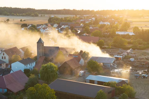 Vollbrand einer Lagerhalle 59-Jähriger bei Löschversuchen schwer verletzt Rettungshubschrauber im Einsatz Am 14.08.2026 brannte eine landwirtschaftliche Lagerhalle in der Hauptstraße im Michelstädter Ortsteil Würzberg im Odenwaldkreis vollständig aus. Feuerwehren aus dem gesamten Kreis waren mit rund 200 Einsatzkräften im Einsatz, um den Brand zu bekämpfen und ein Übergreifen auf umliegende Gebäude zu verhindern. Ein 59-jähriger Mann wurde nach Angaben der Polizei bei Löschversuchen schwer verletzt und mit dem Rettungshubschrauber in ein Krankenhaus gebracht. Michelstadt Würzberg Hessen Deutschland