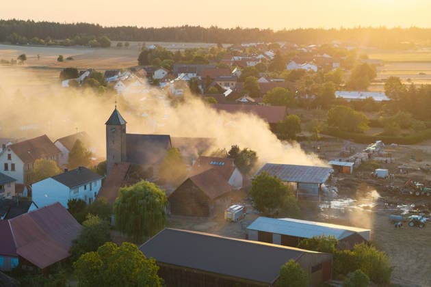 Vollbrand einer Lagerhalle 59-Jähriger bei Löschversuchen schwer verletzt Rettungshubschrauber im Einsatz Am 14.08.2026 brannte eine landwirtschaftliche Lagerhalle in der Hauptstraße im Michelstädter Ortsteil Würzberg im Odenwaldkreis vollständig aus. Feuerwehren aus dem gesamten Kreis waren mit rund 200 Einsatzkräften im Einsatz, um den Brand zu bekämpfen und ein Übergreifen auf umliegende Gebäude zu verhindern. Ein 59-jähriger Mann wurde nach Angaben der Polizei bei Löschversuchen schwer verletzt und mit dem Rettungshubschrauber in ein Krankenhaus gebracht. Michelstadt Würzberg Hessen Deutschland