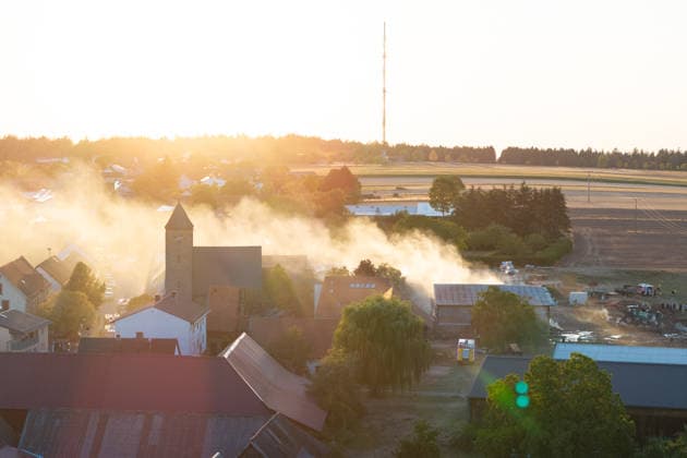 Vollbrand einer Lagerhalle 59-Jähriger bei Löschversuchen schwer verletzt Rettungshubschrauber im Einsatz Am 14.08.2026 brannte eine landwirtschaftliche Lagerhalle in der Hauptstraße im Michelstädter Ortsteil Würzberg im Odenwaldkreis vollständig aus. Feuerwehren aus dem gesamten Kreis waren mit rund 200 Einsatzkräften im Einsatz, um den Brand zu bekämpfen und ein Übergreifen auf umliegende Gebäude zu verhindern. Ein 59-jähriger Mann wurde nach Angaben der Polizei bei Löschversuchen schwer verletzt und mit dem Rettungshubschrauber in ein Krankenhaus gebracht. Michelstadt Würzberg Hessen Deutschland