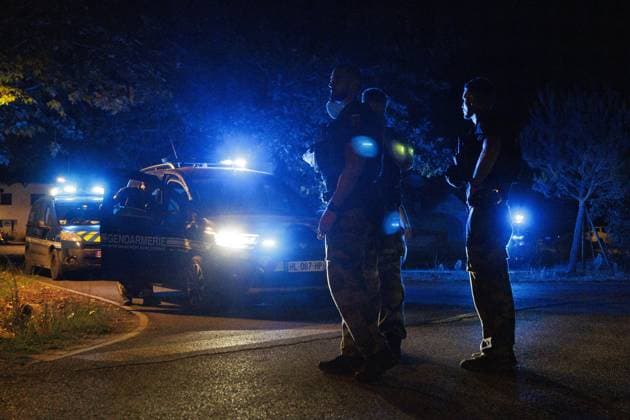 Garrein, The Netherlands, 2026-08-14 21:55:24 Garein, 14-08-2026, Gendarmerie prepares for house searches in the village of Garein. The forest fire near Luglon is approaching the village. Photo: NLBeeld Robert Meerding Credit: NL Beeld Robert Meerding Inc  Copyright: xx x