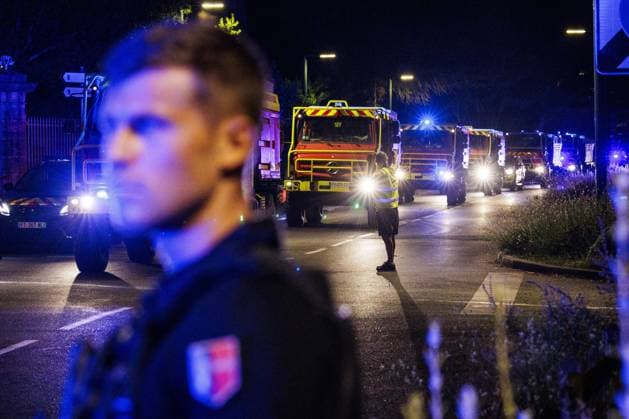 Garrein, The Netherlands, 2026-08-14 21:41:24 Garein, 14-08-2026, a convoy of fire trucks arrives at the village of Garein to extinguish the forest fire near Luglon. Photo: NLBeeld Robert Meerding Credit: NL Beeld Robert Meerding Inc  Copyright: xx x