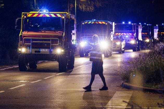 Garrein, The Netherlands, 2026-08-14 21:41:30 Garein, 14-08-2026, a convoy of fire trucks arrives at the village of Garein to extinguish the forest fire near Luglon. Photo: NLBeeld Robert Meerding Credit: NL Beeld Robert Meerding Inc  Copyright: xx x