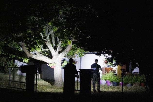 Garrein, The Netherlands, 2026-08-14 21:57:10 Garein, 14-08-2026, Gendarmerie conducts house searches in the village of Garein. The forest fire near Luglon is approaching the village. Photo: NLBeeld Robert Meerding Credit: NL Beeld Robert Meerding Inc  Copyright: xx x