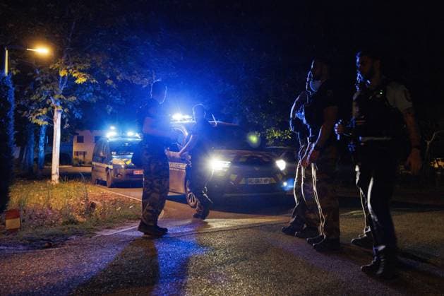 Garrein, The Netherlands, 2026-08-14 21:55:17 Garein, 14-08-2026, Gendarmerie prepares for house searches in the village of Garein. The forest fire near Luglon is approaching the village. Photo: NLBeeld Robert Meerding Credit: NL Beeld Robert Meerding Inc  Copyright: xx x
