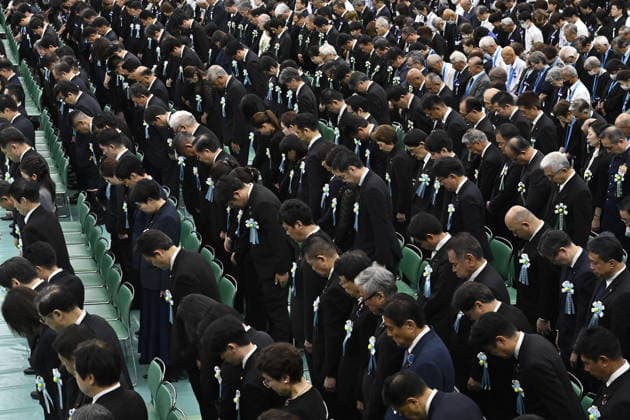 Japan commemorates war dead on 81st anniversary of end of World War II TOKYO, JAPAN - AUGUST 15 : Attendees bow their heads during a moment of silence at the National Memorial Service for the War Dead at the Nippon Budokan in Tokyo, Japan, August 15, 2026. David Mareuil Anadolu Tokyo Japan. Editorial use only. Please get in touch for any other usage.  Copyright: x2026xAnadoluxDavidxMareuilx