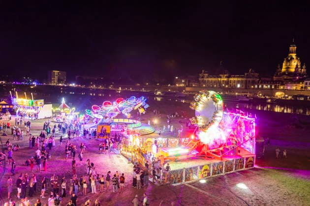 Dresdner Stadtfest. Das Stadtfest Dresden zieht jährlich zehntausende Besucher an. TanzAREAL am Königsufer Dresden Sachsen Deutschland