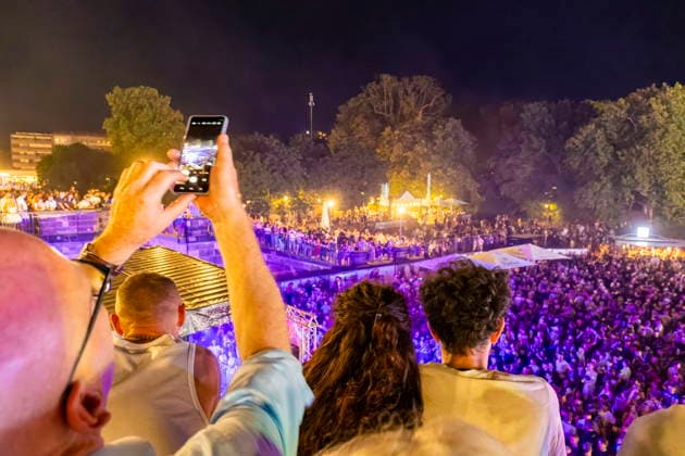 Dresdner Stadtfest. Das Stadtfest Dresden zieht jährlich zehntausende Besucher an. TanzAREAL am Königsufer Dresden Sachsen Deutschland