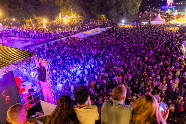 Dresdner Stadtfest. Das Stadtfest Dresden zieht jährlich zehntausende Besucher an. TanzAREAL am Königsufer Dresden Sachsen Deutschland