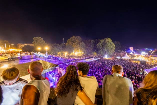 Dresdner Stadtfest. Das Stadtfest Dresden zieht jährlich zehntausende Besucher an. TanzAREAL am Königsufer Dresden Sachsen Deutschland