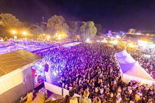 Dresdner Stadtfest. Das Stadtfest Dresden zieht jährlich zehntausende Besucher an. TanzAREAL am Königsufer Dresden Sachsen Deutschland