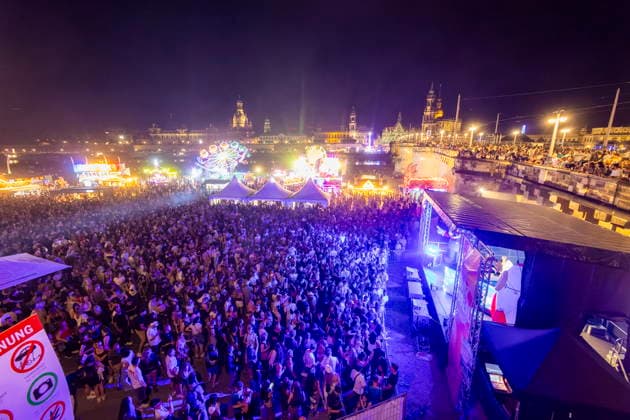Dresdner Stadtfest. Das Stadtfest Dresden zieht jährlich zehntausende Besucher an. TanzAREAL am Königsufer Dresden Sachsen Deutschland