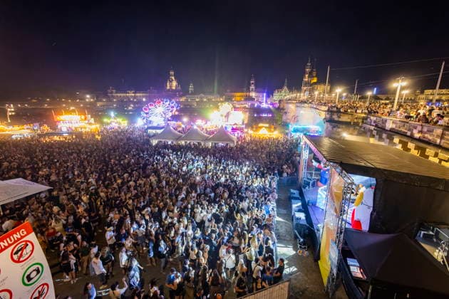 Dresdner Stadtfest. Das Stadtfest Dresden zieht jährlich zehntausende Besucher an. TanzAREAL am Königsufer Dresden Sachsen Deutschland