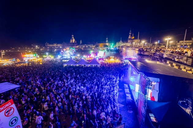 Dresdner Stadtfest. Das Stadtfest Dresden zieht jährlich zehntausende Besucher an. TanzAREAL am Königsufer Dresden Sachsen Deutschland