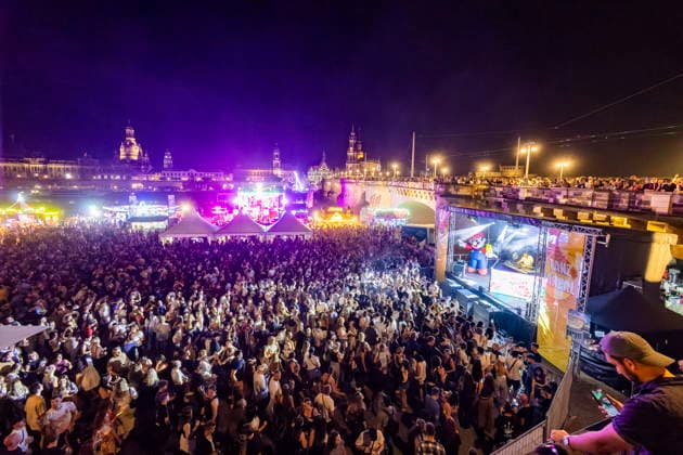 Dresdner Stadtfest. Das Stadtfest Dresden zieht jährlich zehntausende Besucher an. TanzAREAL am Königsufer Dresden Sachsen Deutschland