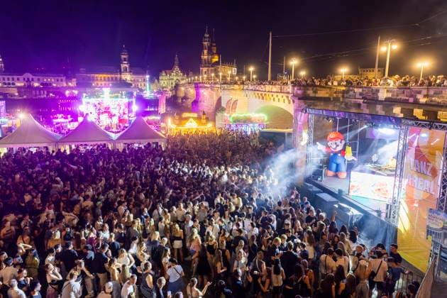 Dresdner Stadtfest. Das Stadtfest Dresden zieht jährlich zehntausende Besucher an. TanzAREAL am Königsufer Dresden Sachsen Deutschland