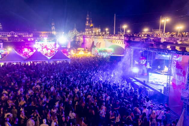 Dresdner Stadtfest. Das Stadtfest Dresden zieht jährlich zehntausende Besucher an. TanzAREAL am Königsufer Dresden Sachsen Deutschland
