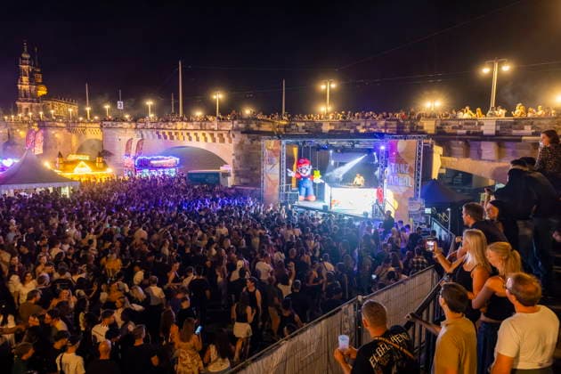 Dresdner Stadtfest. Das Stadtfest Dresden zieht jährlich zehntausende Besucher an. TanzAREAL am Königsufer Dresden Sachsen Deutschland
