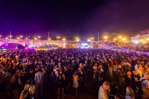 Dresdner Stadtfest. Das Stadtfest Dresden zieht jährlich zehntausende Besucher an. TanzAREAL am Königsufer Dresden Sachsen Deutschland