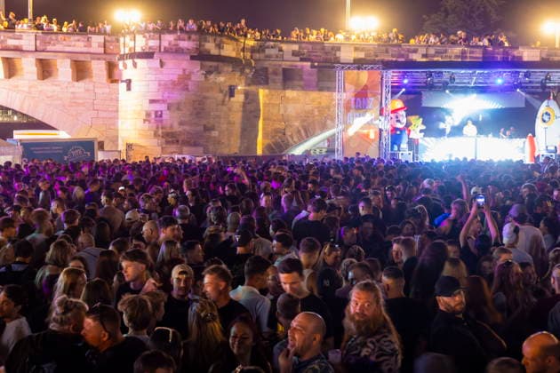 Dresdner Stadtfest. Das Stadtfest Dresden zieht jährlich zehntausende Besucher an. TanzAREAL am Königsufer Dresden Sachsen Deutschland