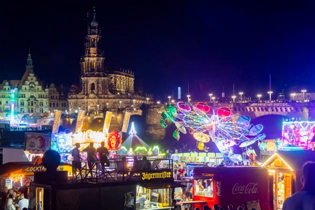Dresdner Stadtfest. Das Stadtfest Dresden zieht jährlich zehntausende Besucher an. TanzAREAL am Königsufer Dresden Sachsen Deutschland