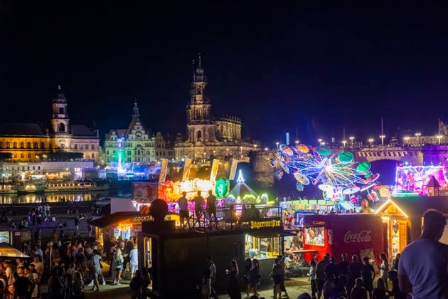 Dresdner Stadtfest. Das Stadtfest Dresden zieht jährlich zehntausende Besucher an. TanzAREAL am Königsufer Dresden Sachsen Deutschland