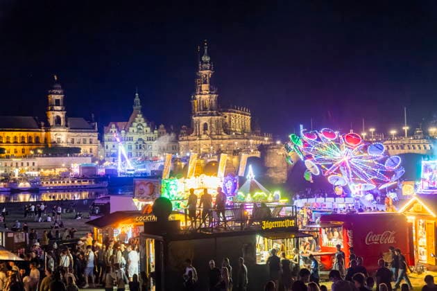 Dresdner Stadtfest. Das Stadtfest Dresden zieht jährlich zehntausende Besucher an. TanzAREAL am Königsufer Dresden Sachsen Deutschland