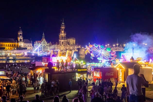 Dresdner Stadtfest. Das Stadtfest Dresden zieht jährlich zehntausende Besucher an. TanzAREAL am Königsufer Dresden Sachsen Deutschland