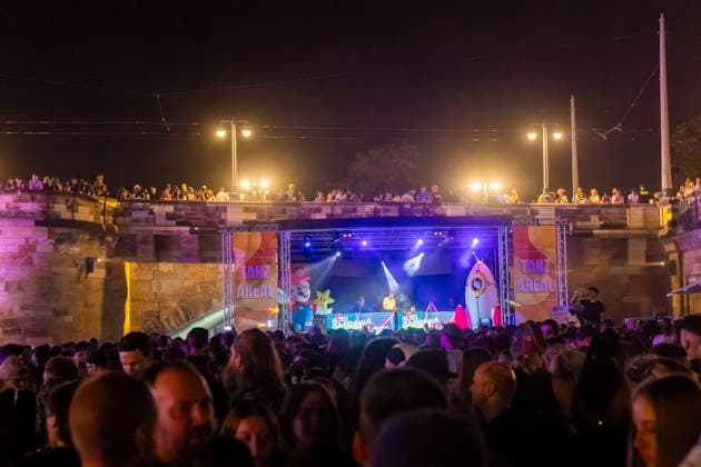 Dresdner Stadtfest. Das Stadtfest Dresden zieht jährlich zehntausende Besucher an. TanzAREAL am Königsufer Dresden Sachsen Deutschland