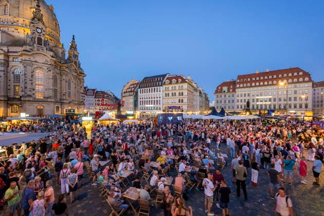 Dresdner Stadtfest. Das Stadtfest Dresden zieht jährlich zehntausende Besucher an. Neumarkt Dresden Sachsen Deutschland