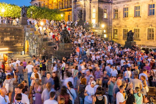 Dresdner Stadtfest. Das Stadtfest Dresden zieht jährlich zehntausende Besucher an. Schloßplatz Dresden Sachsen Deutschland