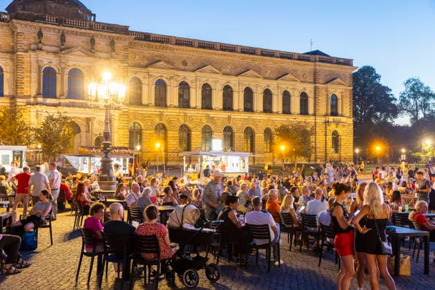 Dresdner Stadtfest. Das Stadtfest Dresden zieht jährlich zehntausende Besucher an. Theaterplatz Dresden Sachsen Deutschland