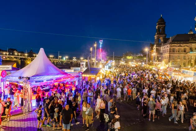 Dresdner Stadtfest. Das Stadtfest Dresden zieht jährlich zehntausende Besucher an. Schloßplatz Dresden Sachsen Deutschland