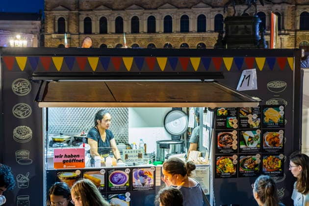 Dresdner Stadtfest. Das Stadtfest Dresden zieht jährlich zehntausende Besucher an. Phillipinische Spezialitäten werden auf dem Theaterplatz angeboten. Dresden Sachsen Deutschland