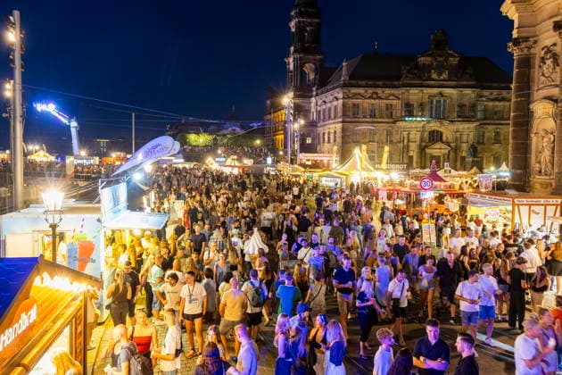 Dresdner Stadtfest. Das Stadtfest Dresden zieht jährlich zehntausende Besucher an. Schloßplatz Dresden Sachsen Deutschland