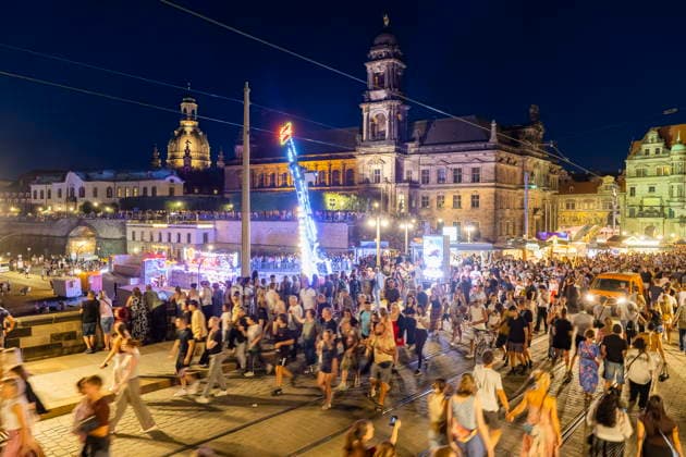 Dresdner Stadtfest. Das Stadtfest Dresden zieht jährlich zehntausende Besucher an. Augustusbrücke Dresden Sachsen Deutschland