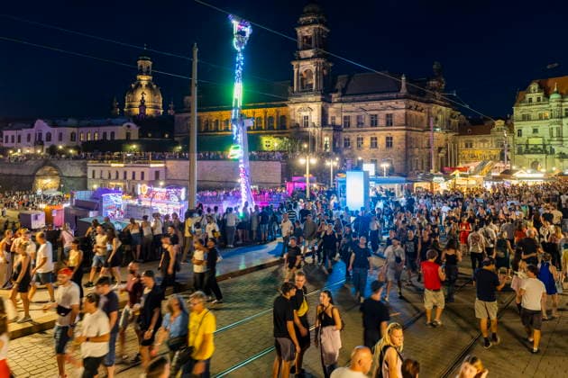 Dresdner Stadtfest. Das Stadtfest Dresden zieht jährlich zehntausende Besucher an. Augustusbrücke Dresden Sachsen Deutschland