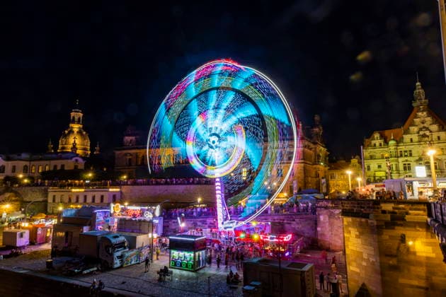 Dresdner Stadtfest. Das Stadtfest Dresden zieht jährlich zehntausende Besucher an. Schaukel am Terrassenufer. Dresden Sachsen Deutschland