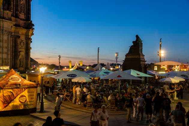 Dresdner Stadtfest. Das Stadtfest Dresden zieht jährlich zehntausende Besucher an. Schloßplatz Dresden Sachsen Deutschland